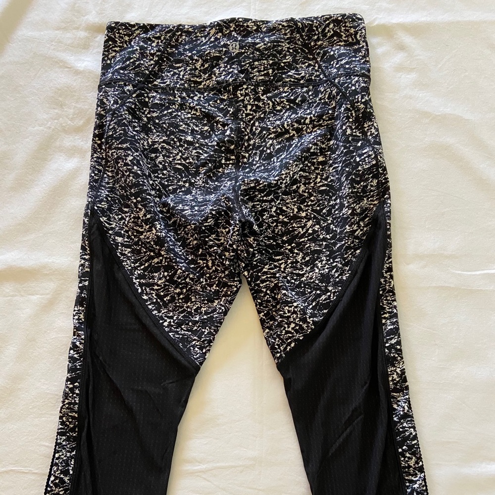LULULEMON 7/8 hem and mesh detail.